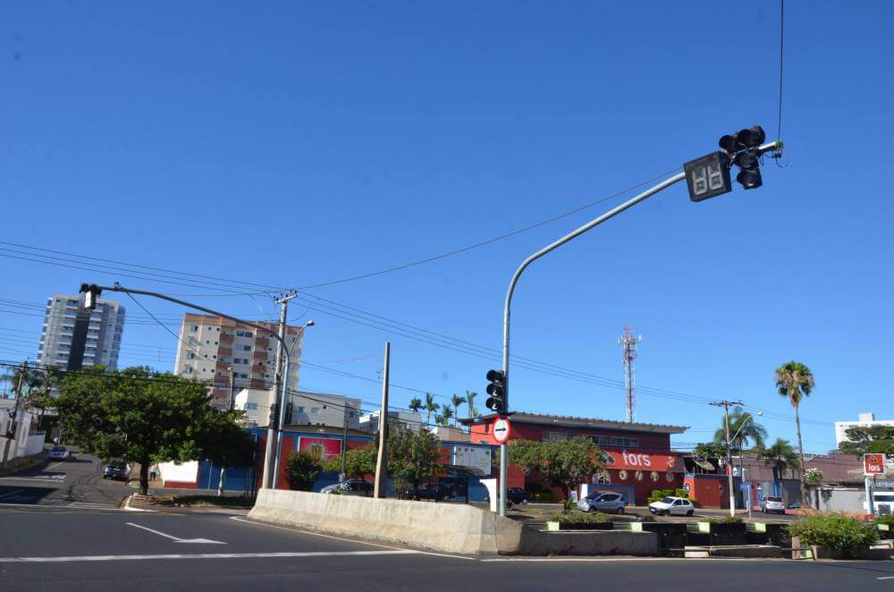 Ladrões furtam cabos e prejudicam semáforos na Av. Ismael Alonso y Alonso