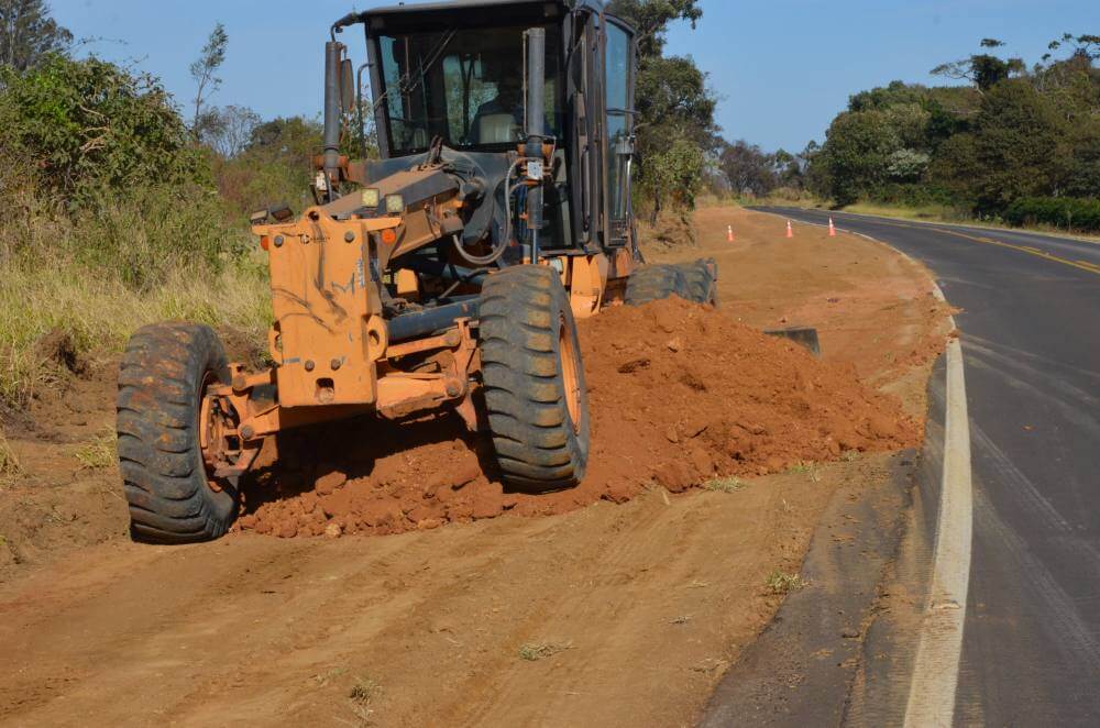 Meio Ambiente faz manutenção nas margens da rodovia Franca-Ibiraci