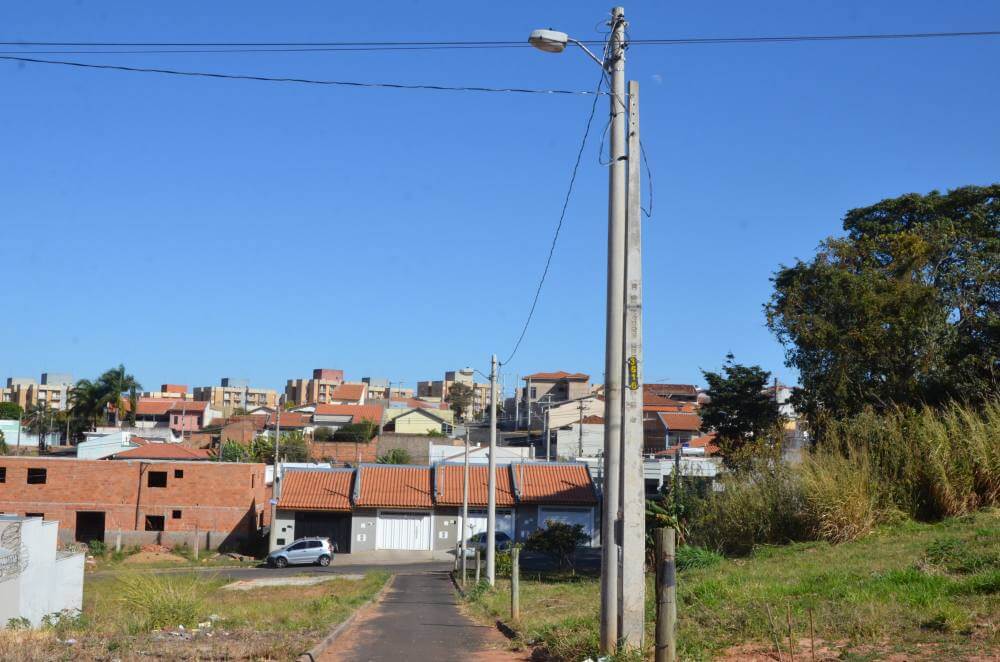 Novas luminárias são instaladas em rua do Ângela Rosa