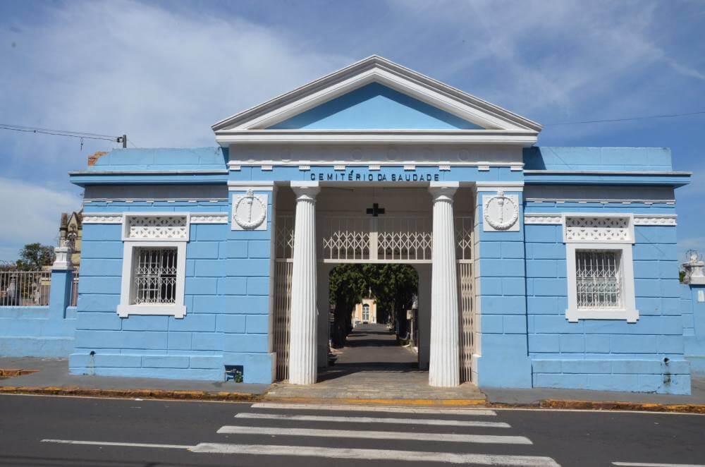Vigilância promove leilão de espaços para venda de flores em cemitérios nesta terça-feira