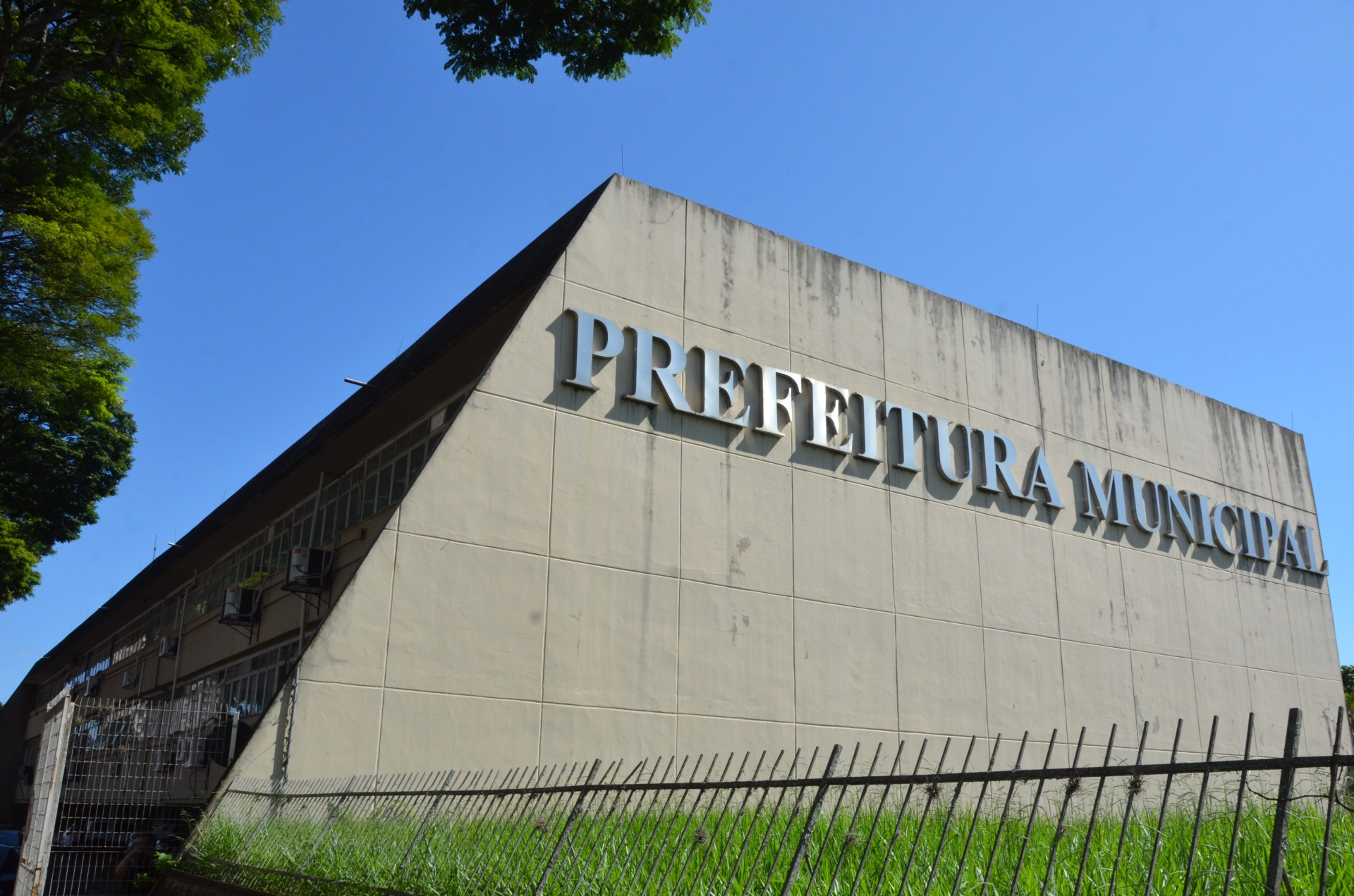 Administração convoca mais de 9,9 mil candidatos para as provas dos concursos
