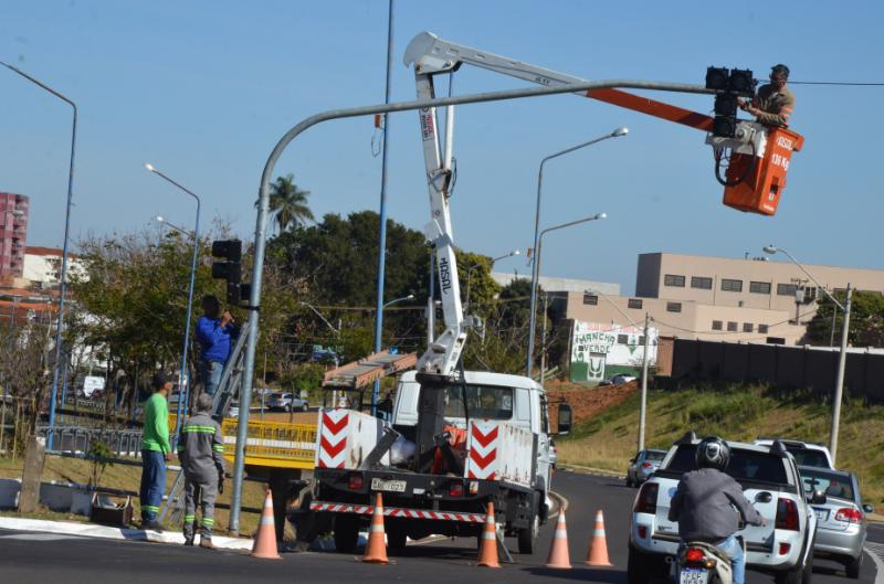 Prefeitura melhora iluminação na Av. Hélio Palermo
