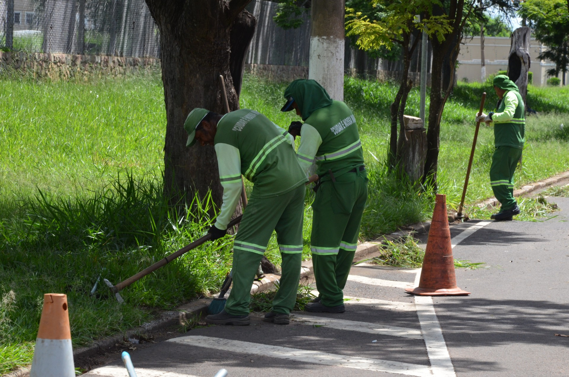 Prefeitura intensifica serviços de limpeza e notifica donos de terrenos