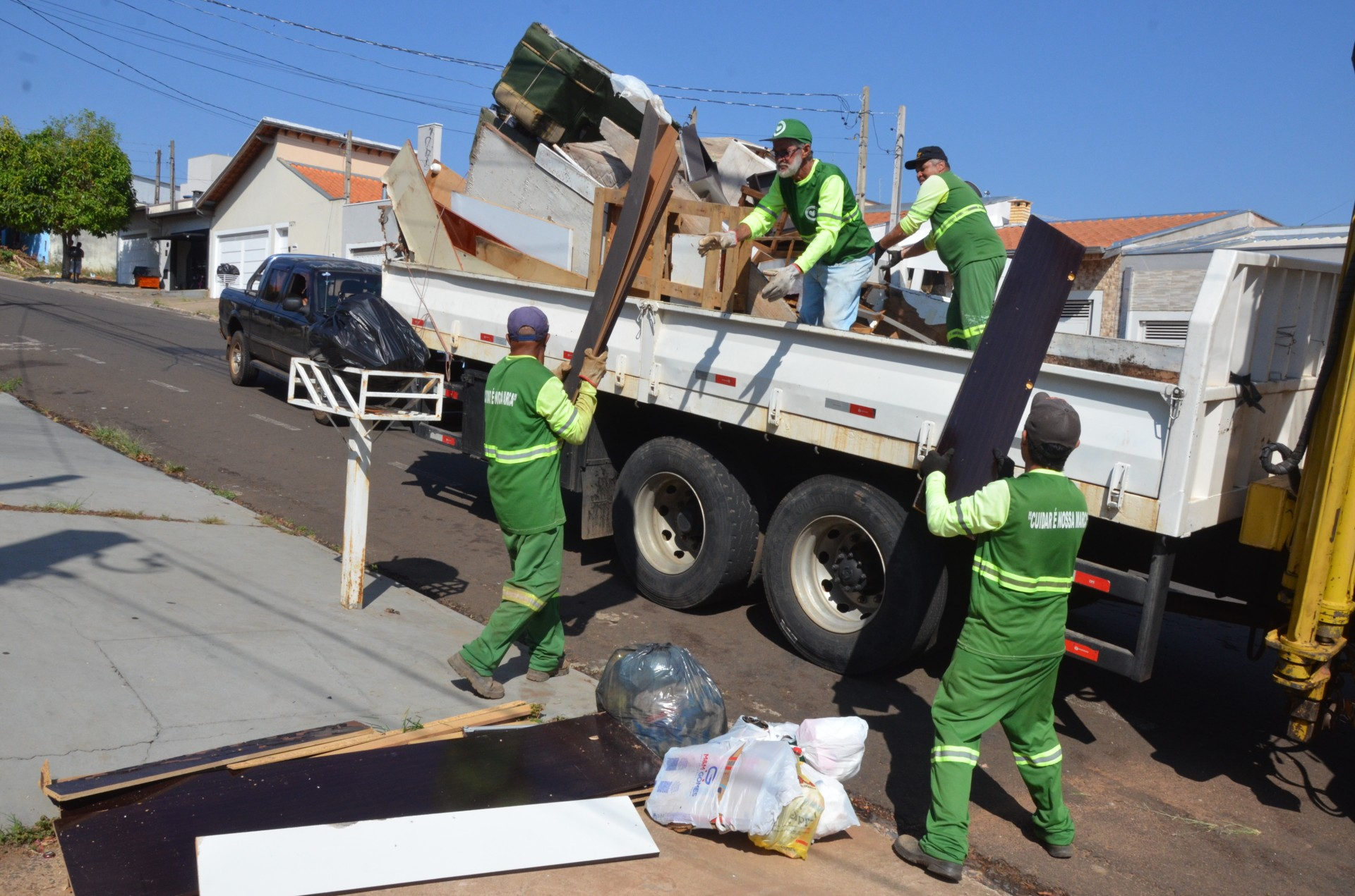 Bairros da Região Oeste recebem Arrastão da Limpeza neste sábado