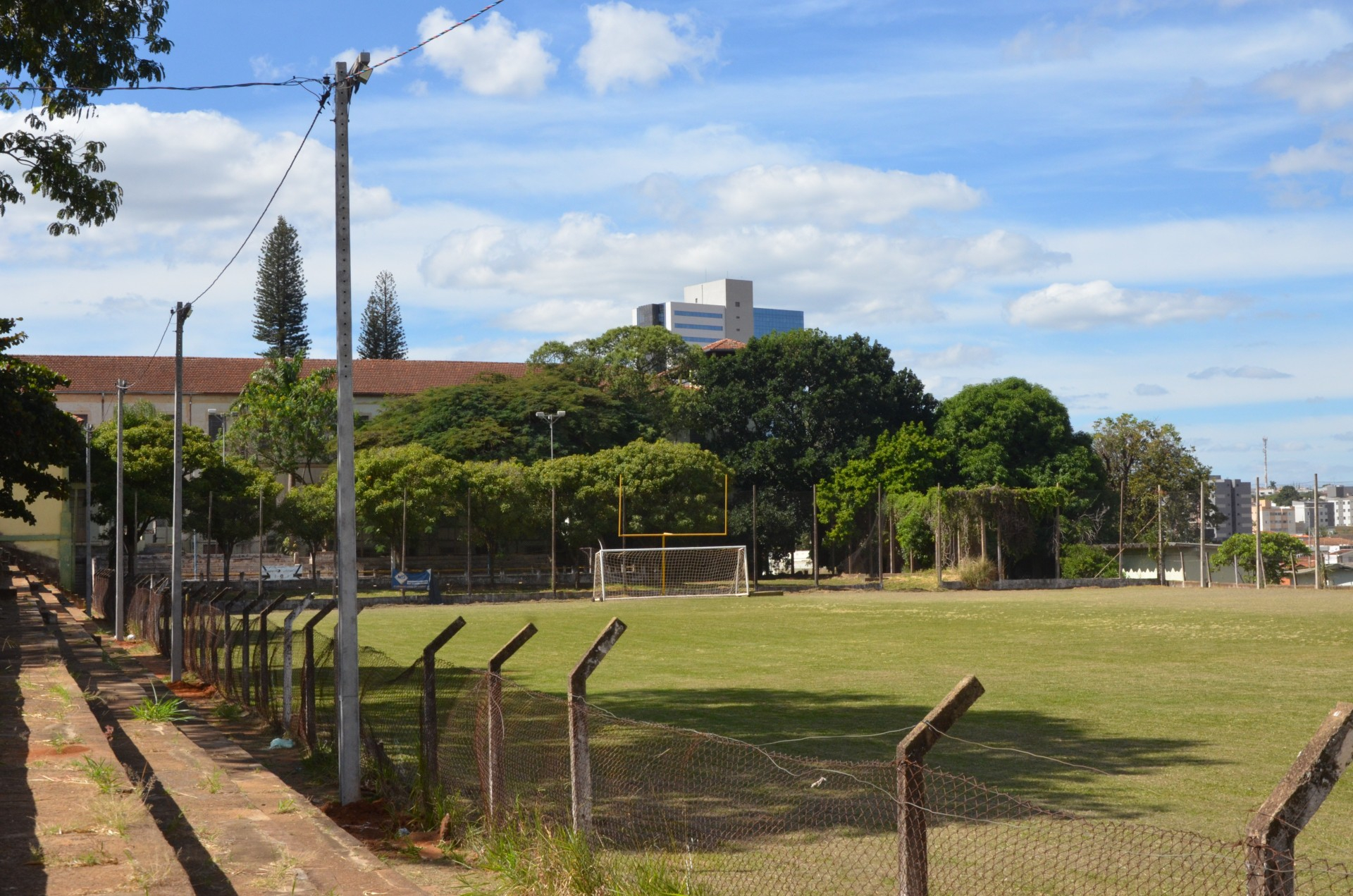 Prefeitura inicia instalação de iluminação em campo do Champagnat