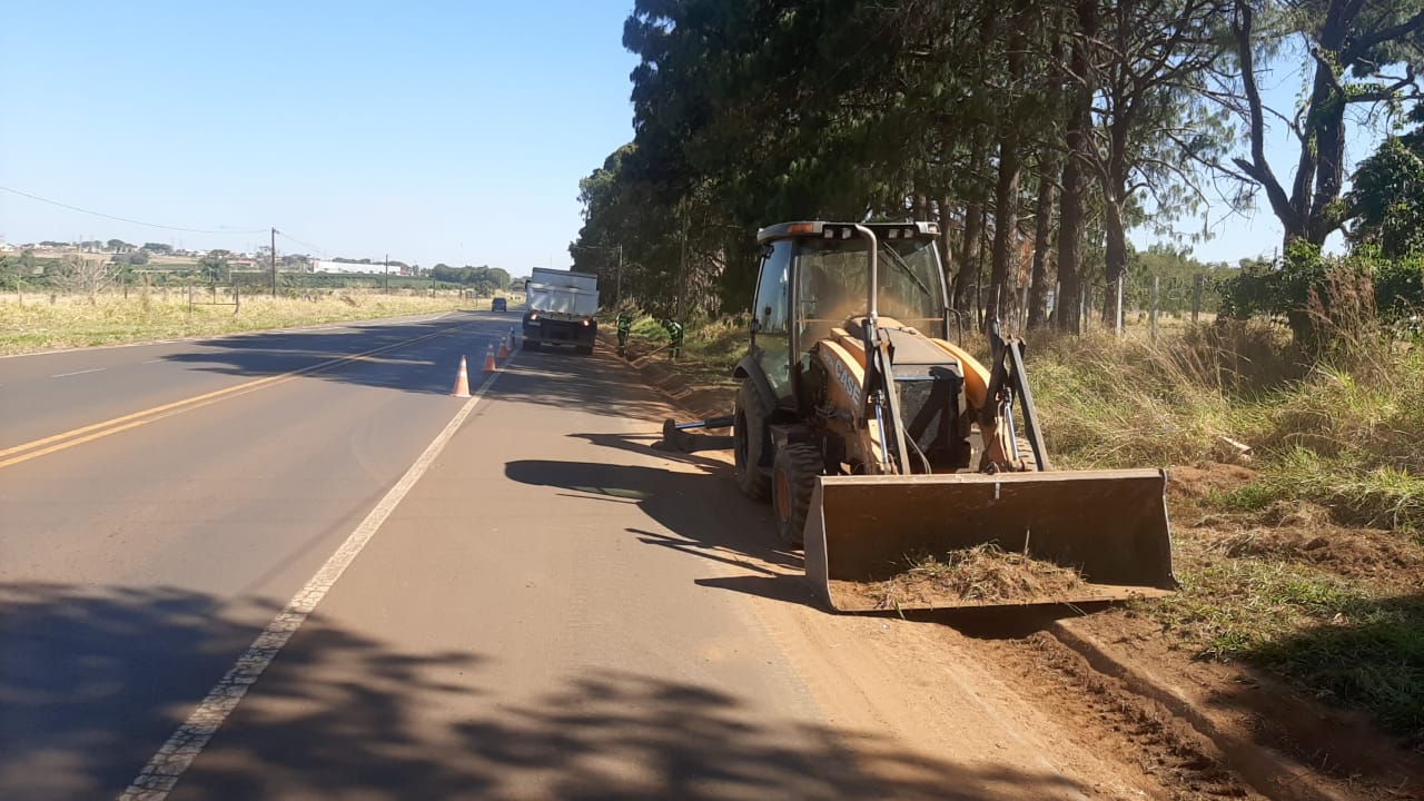 Meio Ambiente faz manutenção nas margens da rodovia Franca a Claraval
