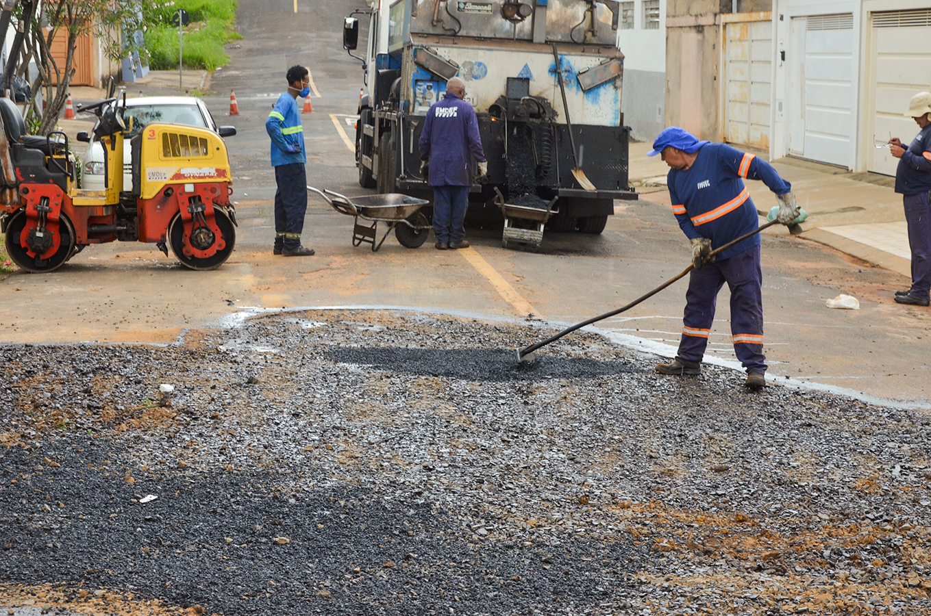 Emdef trabalha com seis equipes no tapa-buracos
