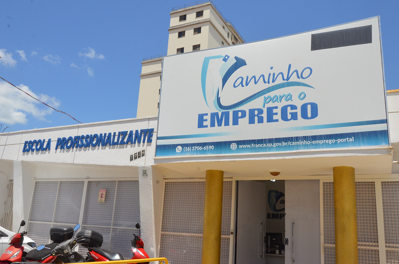Caminho para o Emprego oferece cursos de artesanato, unhas, gastronomia e tecnologia