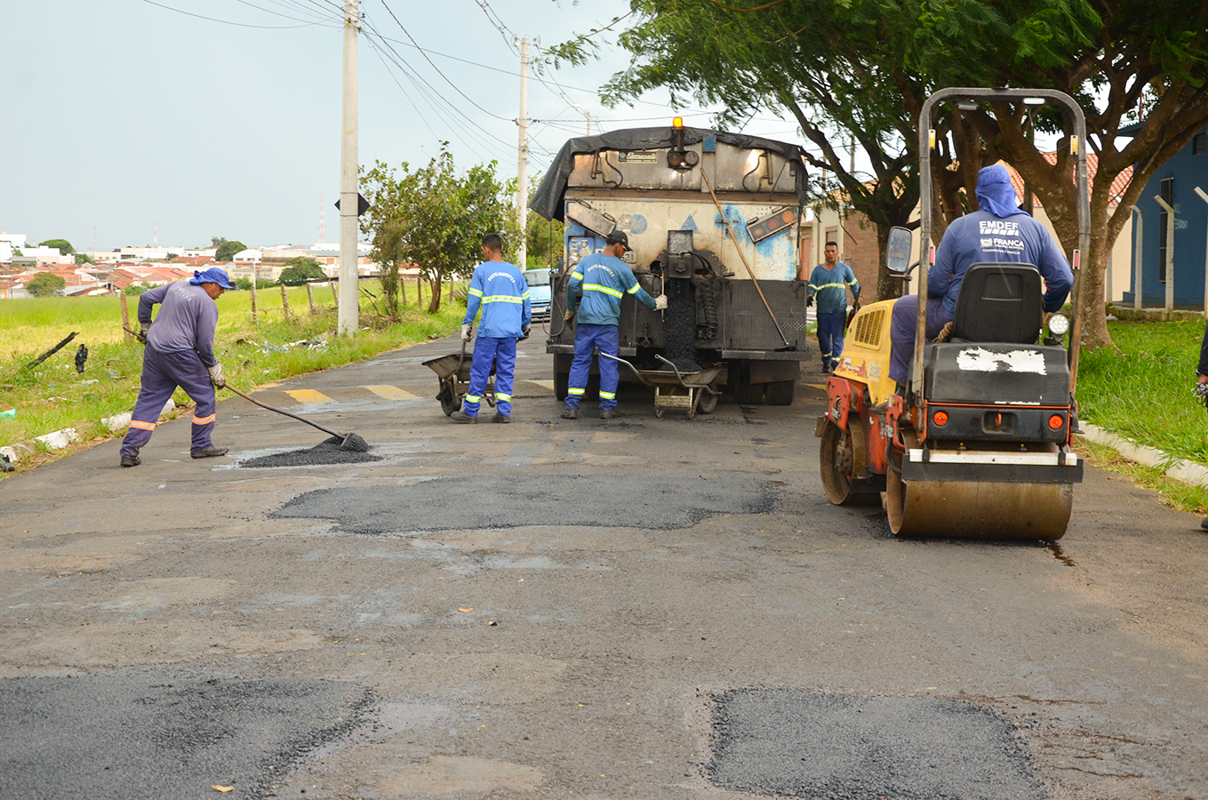 Com sete equipes, serviços de tapa-buracos são intensificados