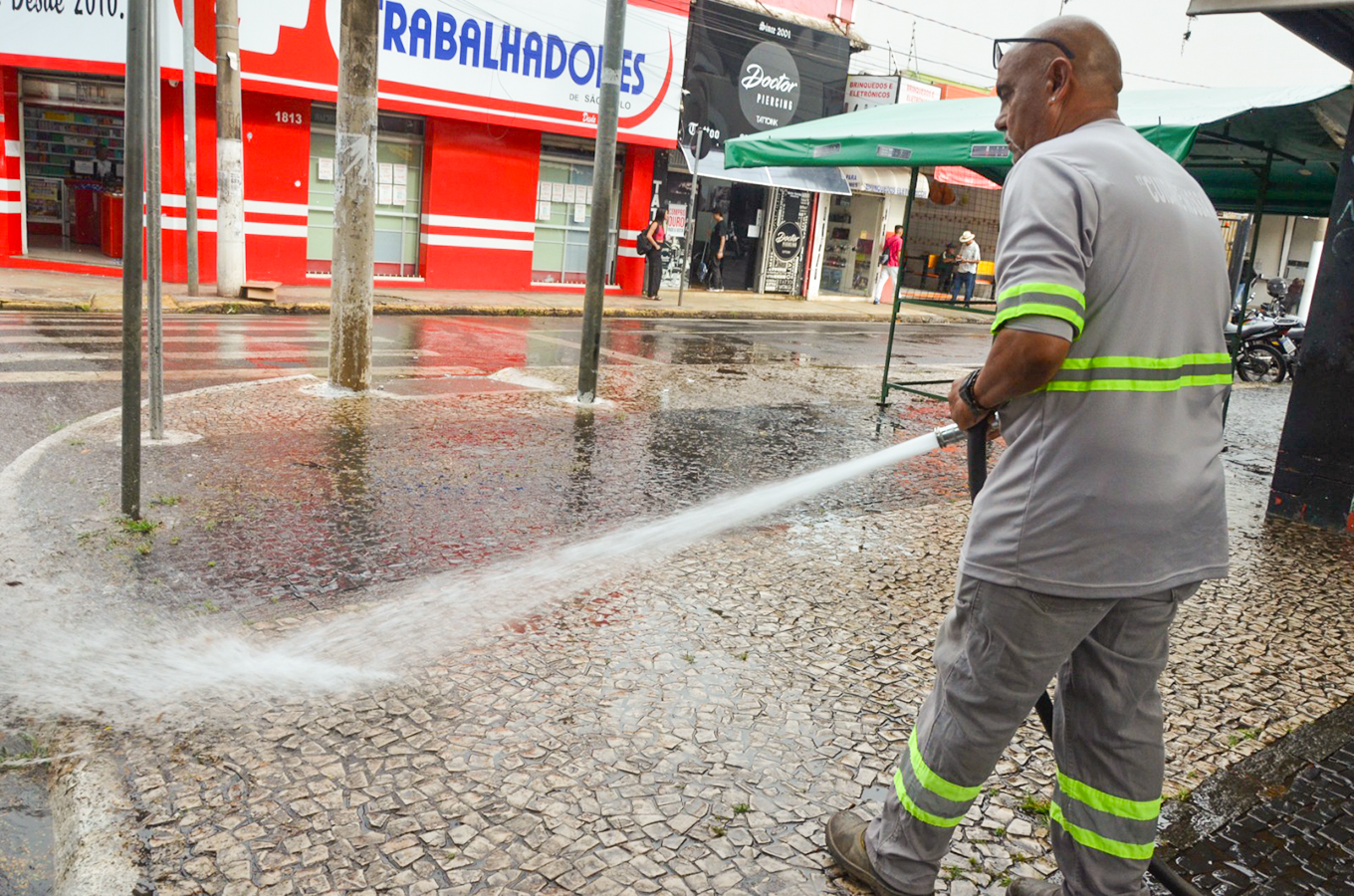 Meio Ambiente segue com programação de lavagem de praças
