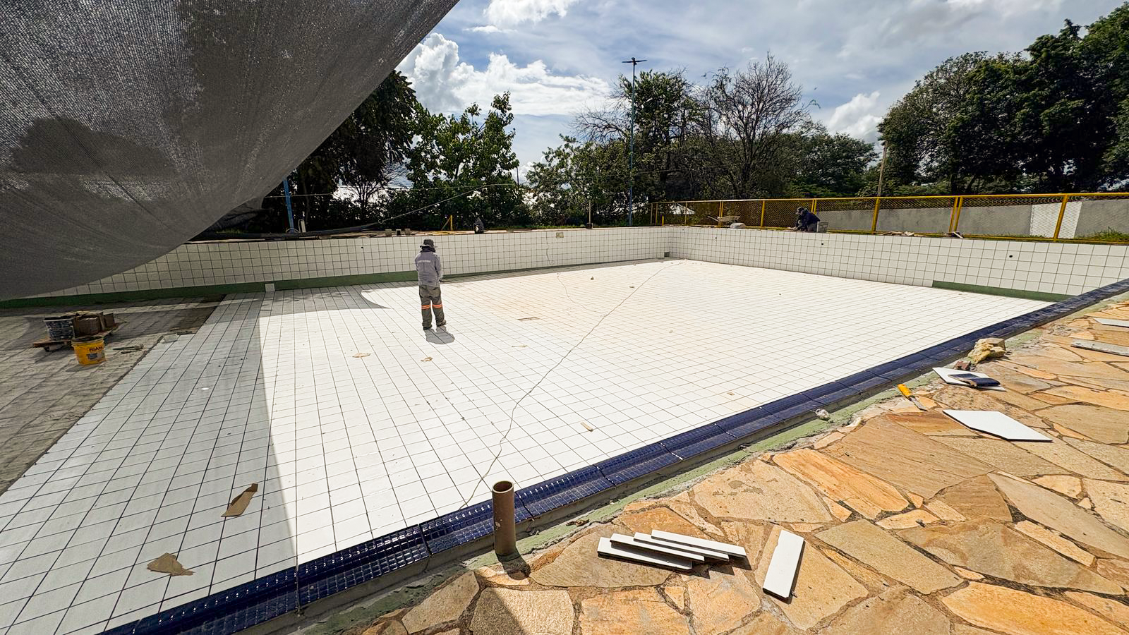 Instalação de azulejos em fase final na  Santa Terezinha