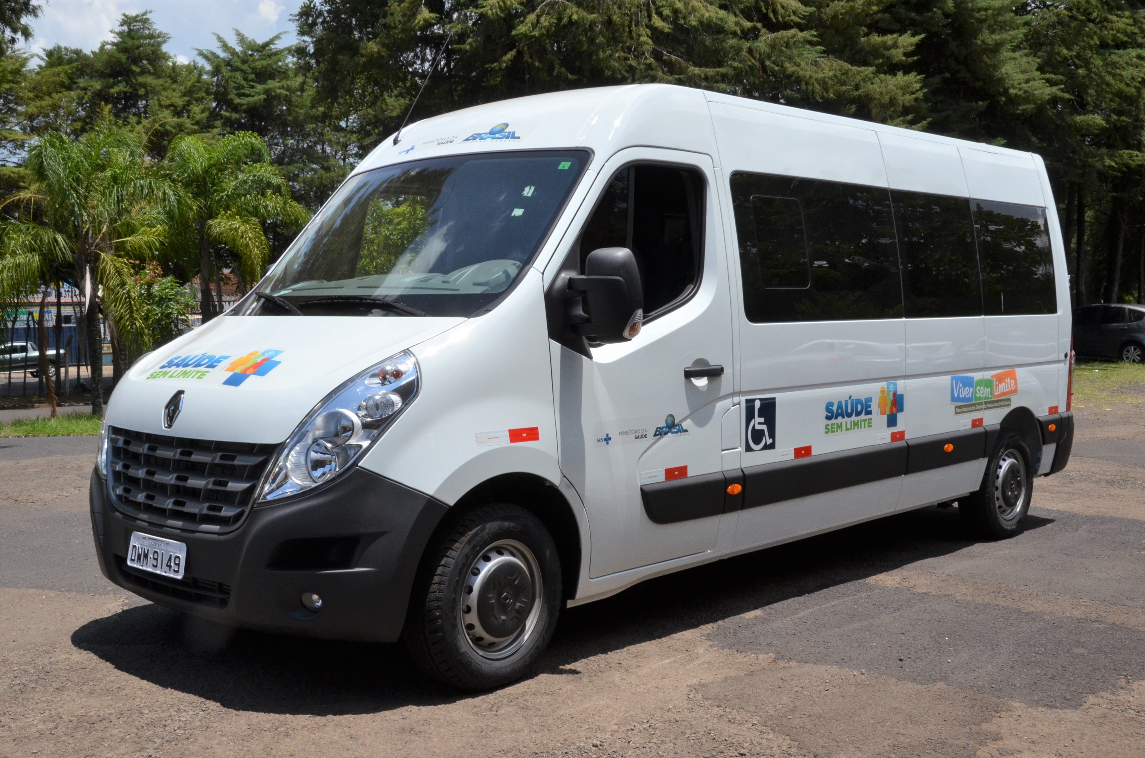 Prefeitura recebe Furgão adaptado para transporte de pacientes