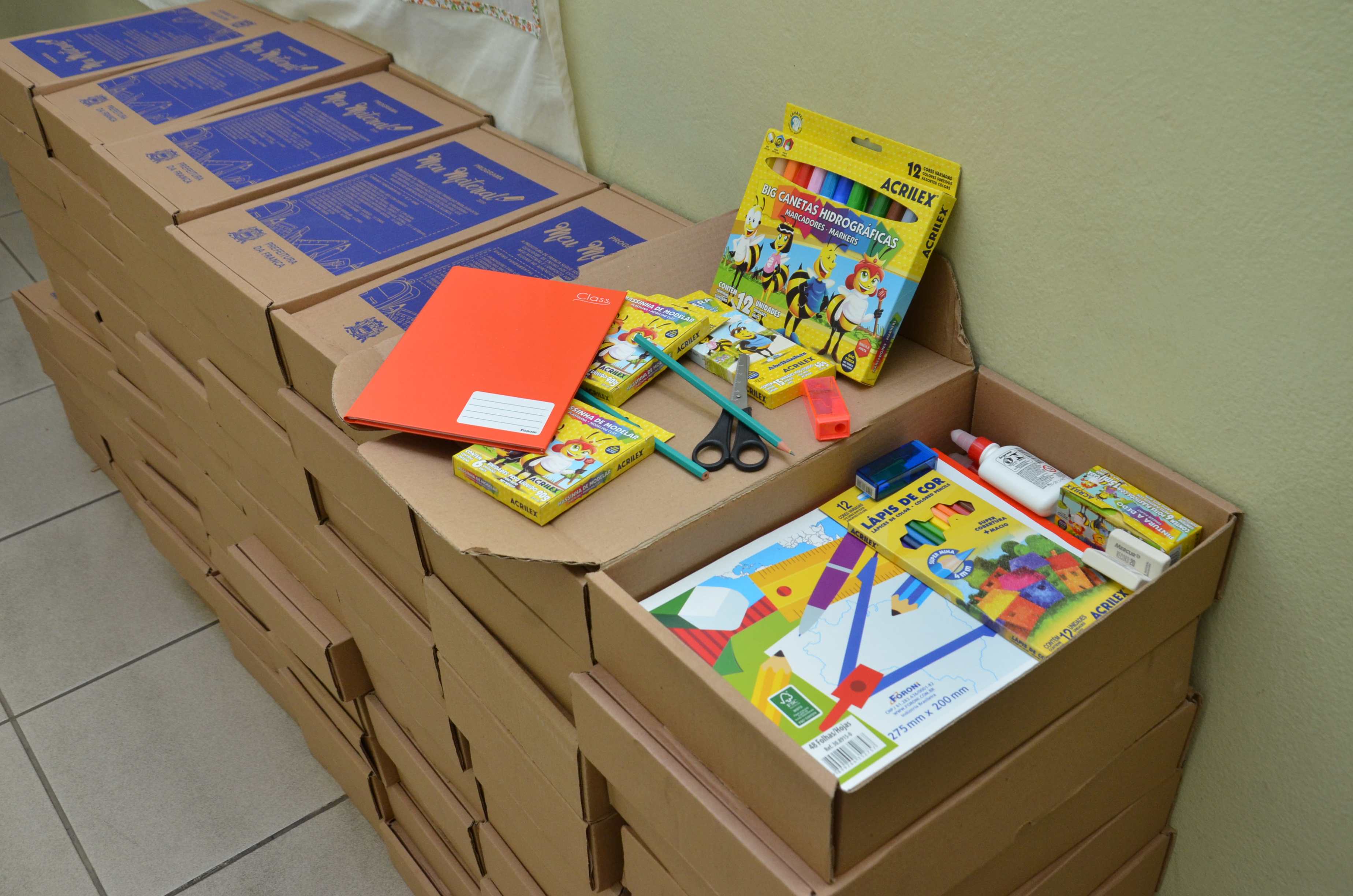 Prefeitura começa a entregar kits escolares