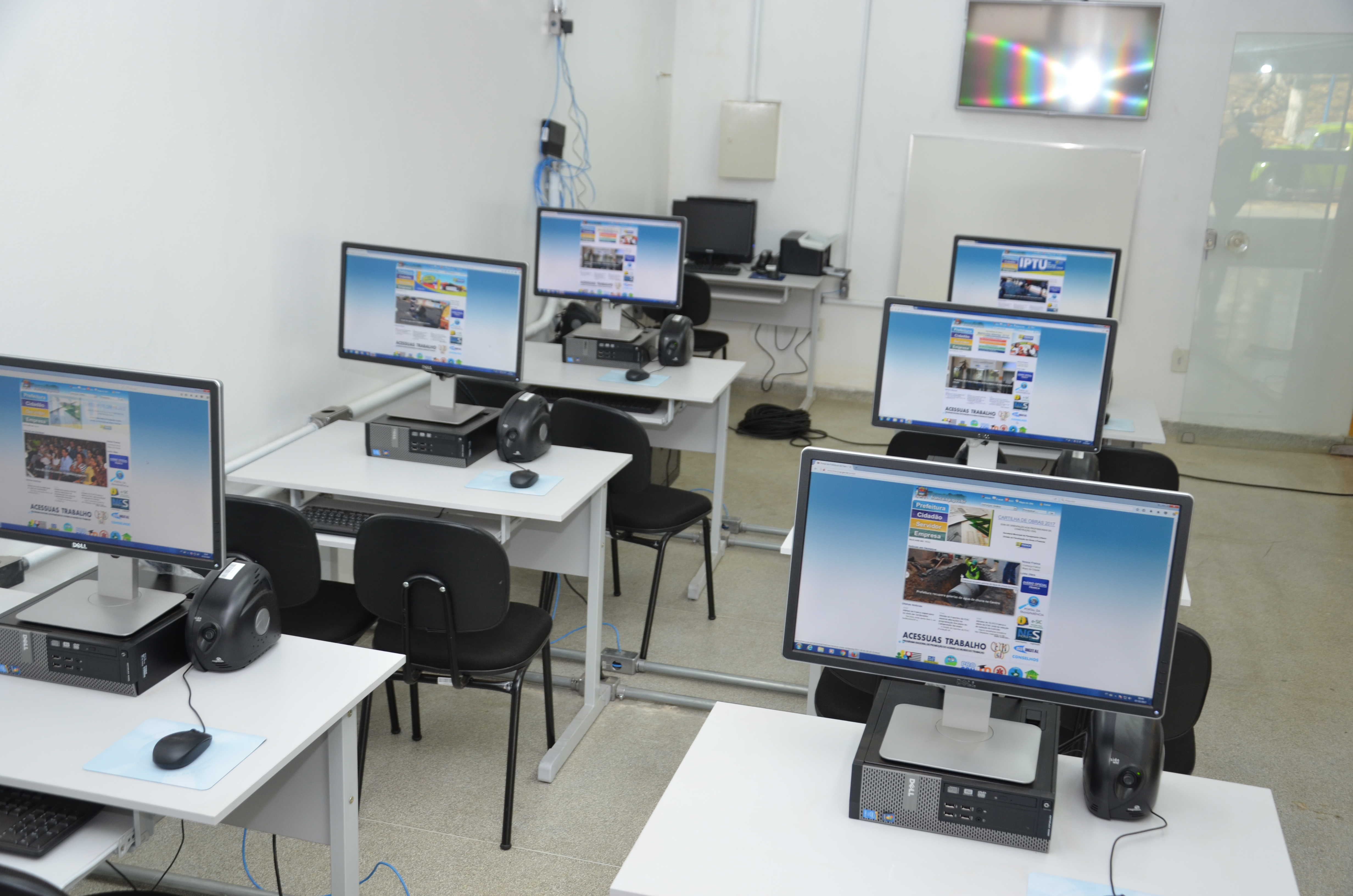 Prefeitura entrega certificado para alunos do Centro Digital