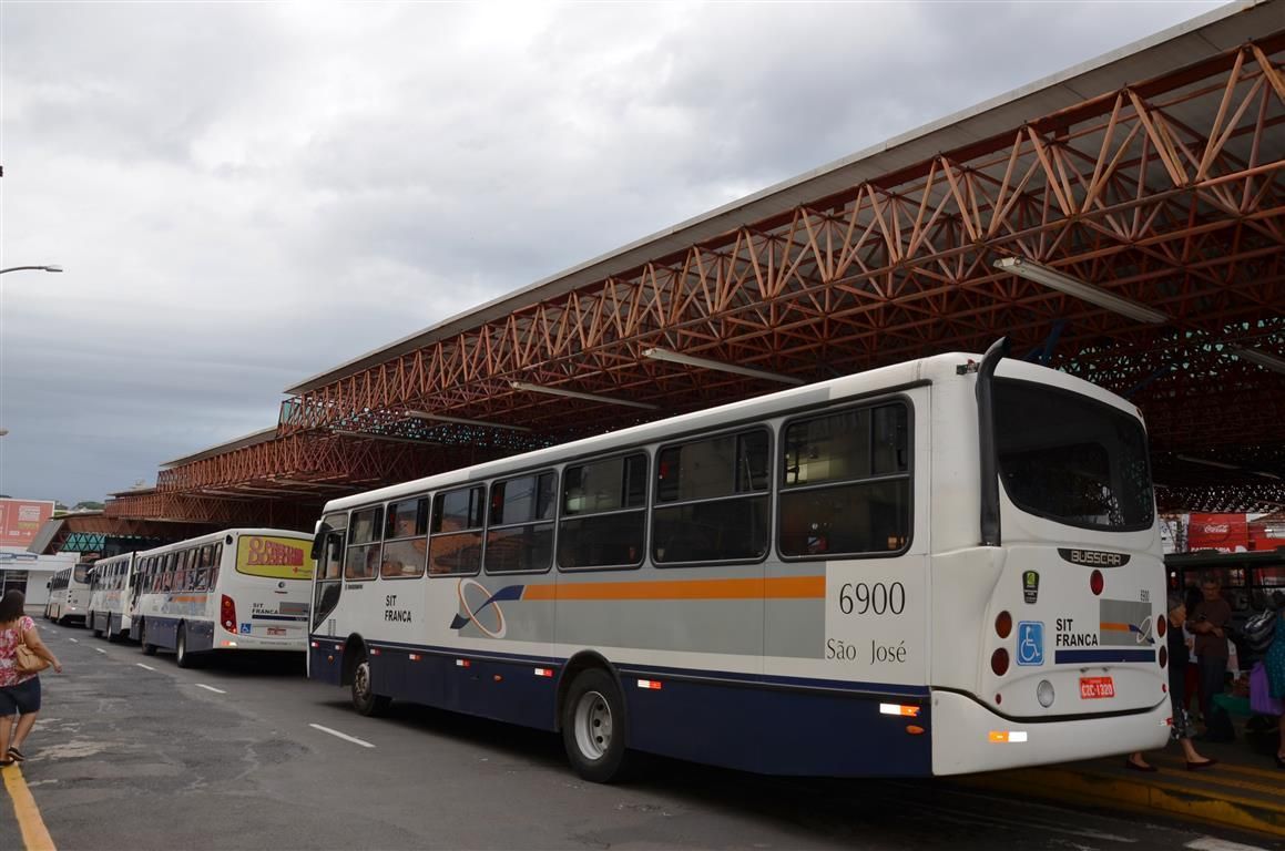 Ônibus cumprirão itinerários especiais no Carnaval