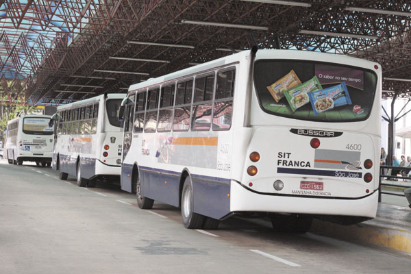 Transporte coletivo reduzido a 25%
