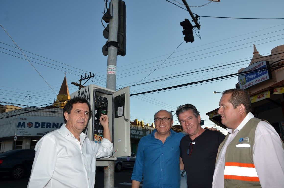 Semáforos já funcionam na rua Voluntários da Franca