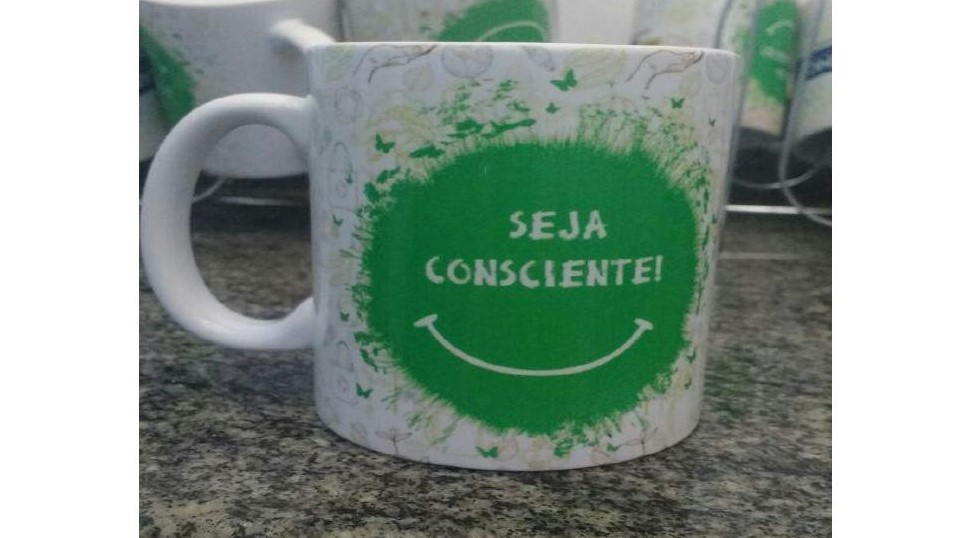 Canecas substituem copos descartáveis para reduzir desperdício