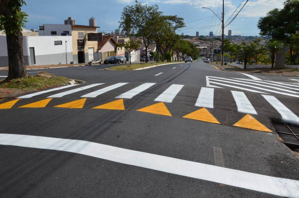 Prefeitura reforma sinalização de ruas e avenidas