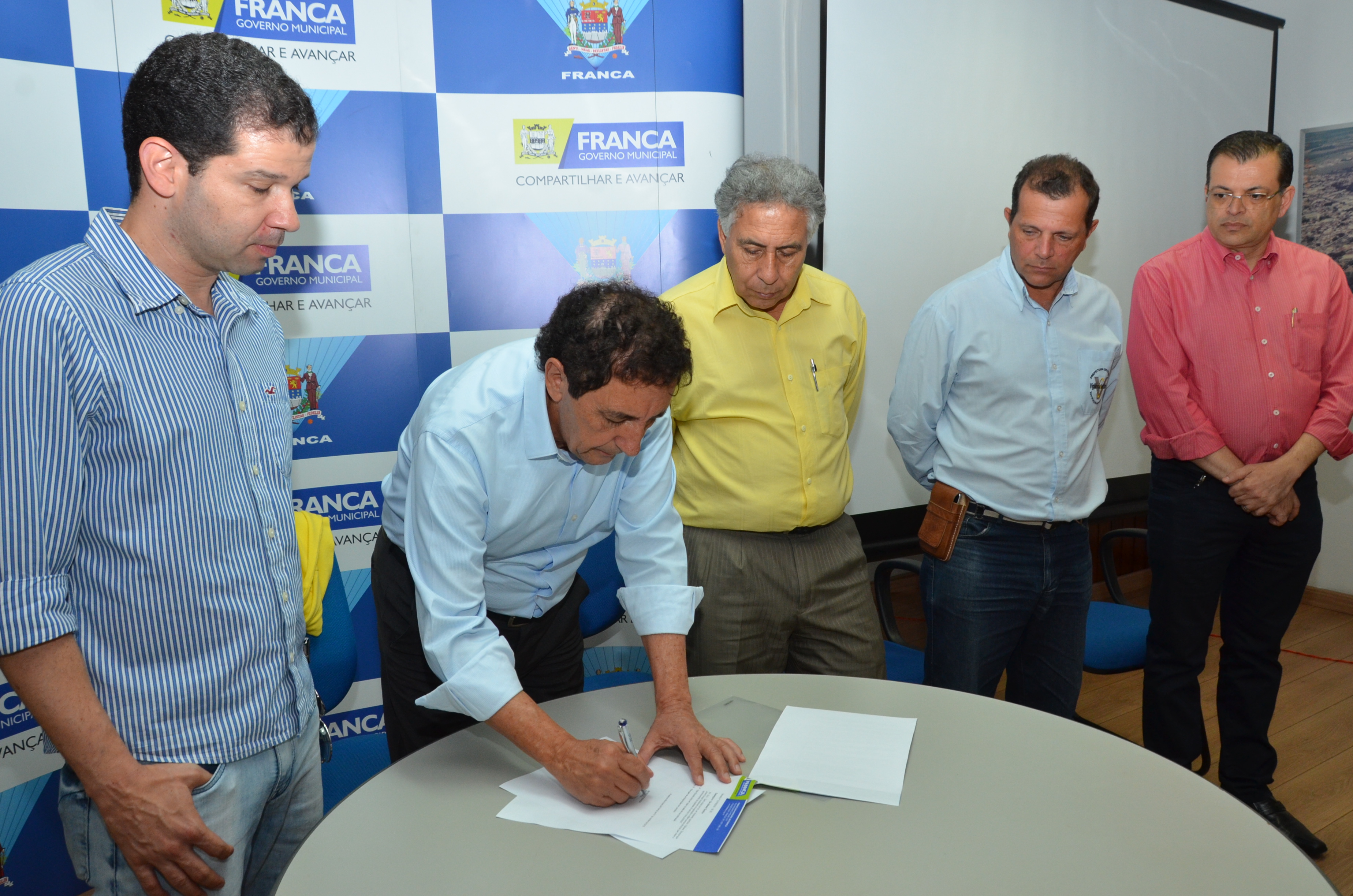 Prefeito assina Decreto atualizando legislação do SIM