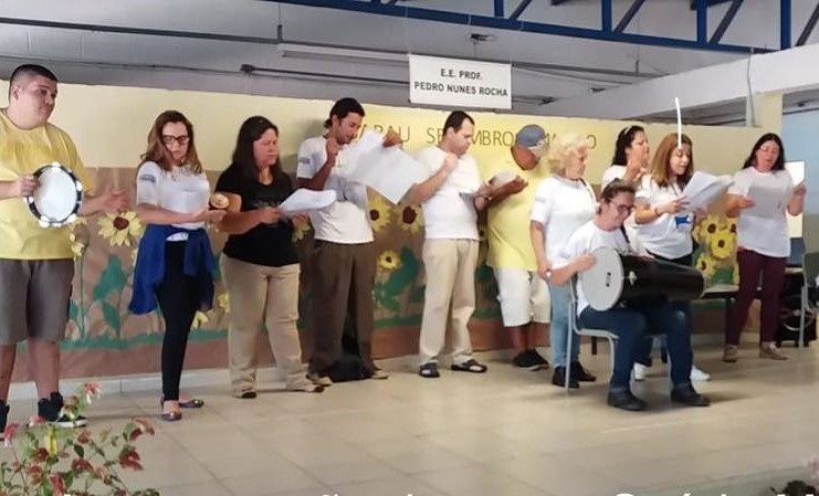 Usuários de Saúde Mental fazem show em escola estadual