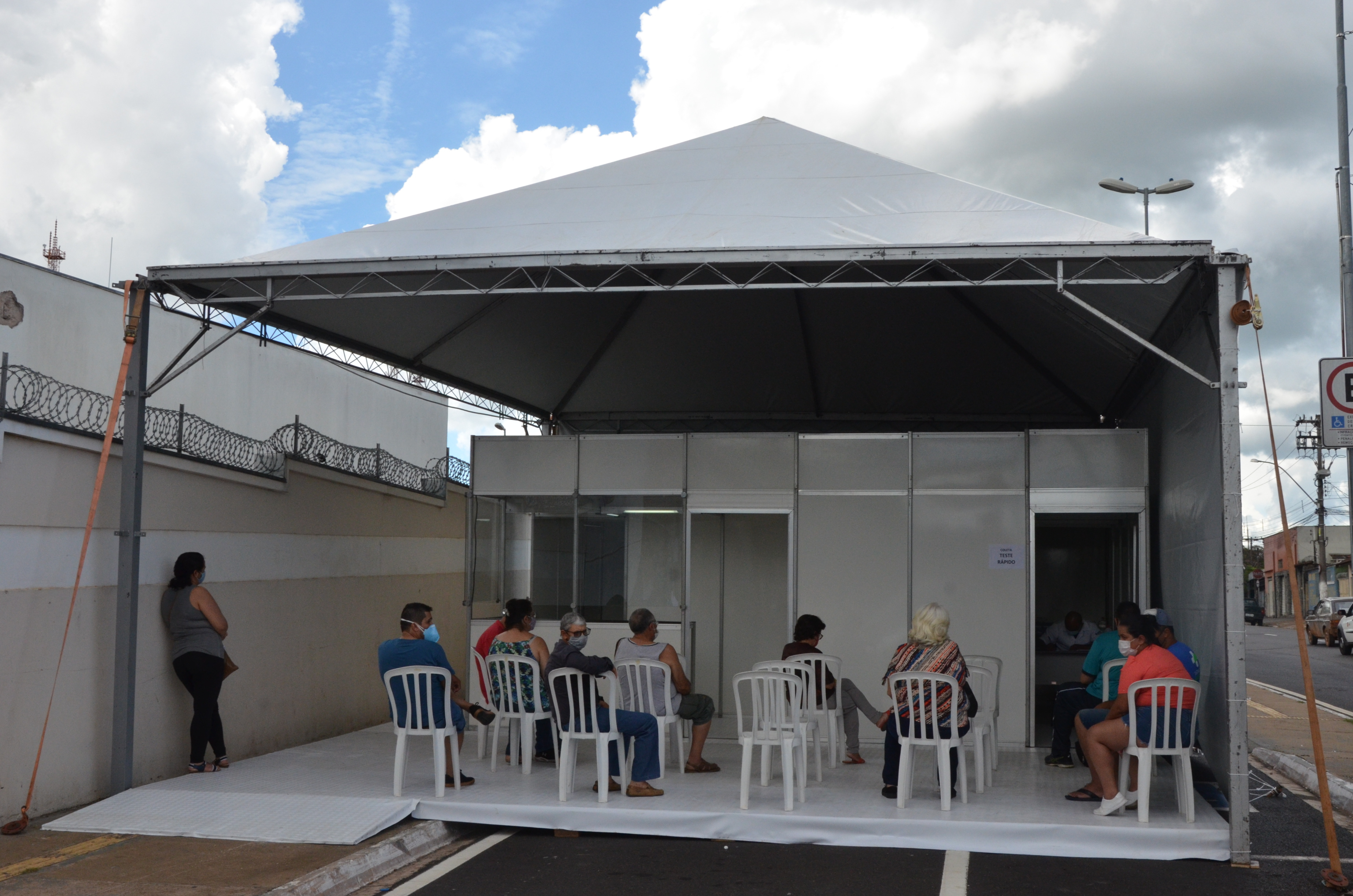 Tenda para testes de Covid entra em operação
