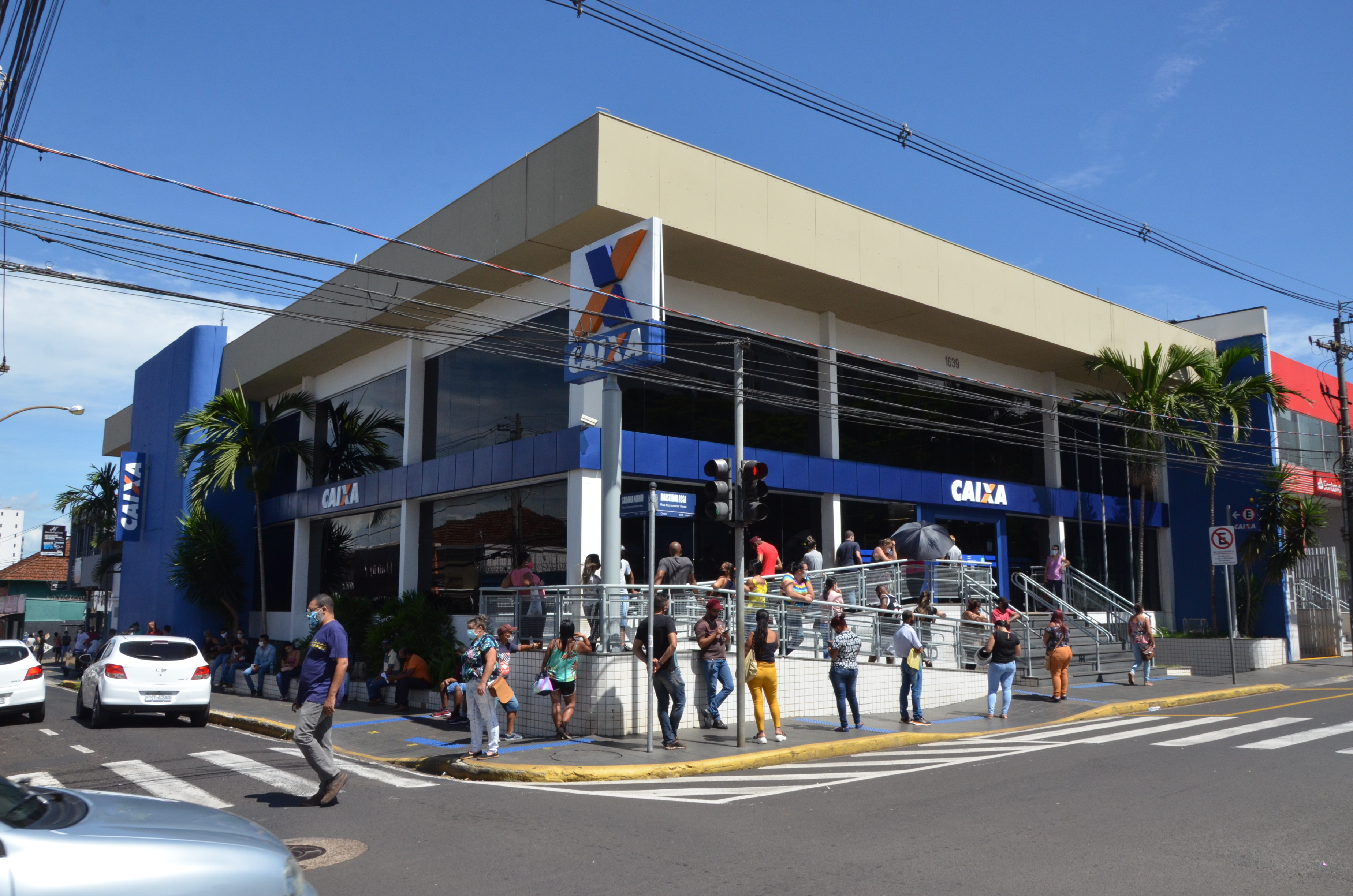 Vigilância autua banco por aglomerações de clientes