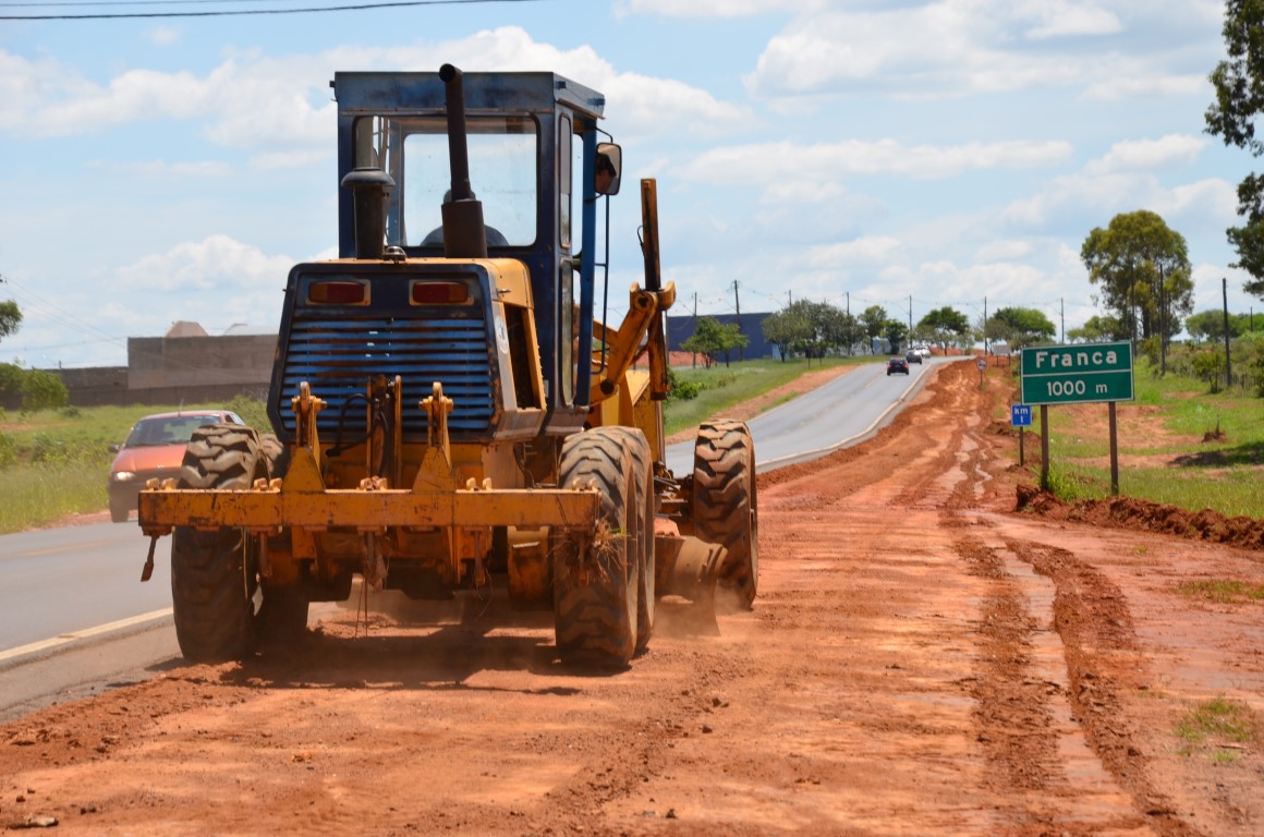 Prefeitura faz limpeza e manutenção em rodovias