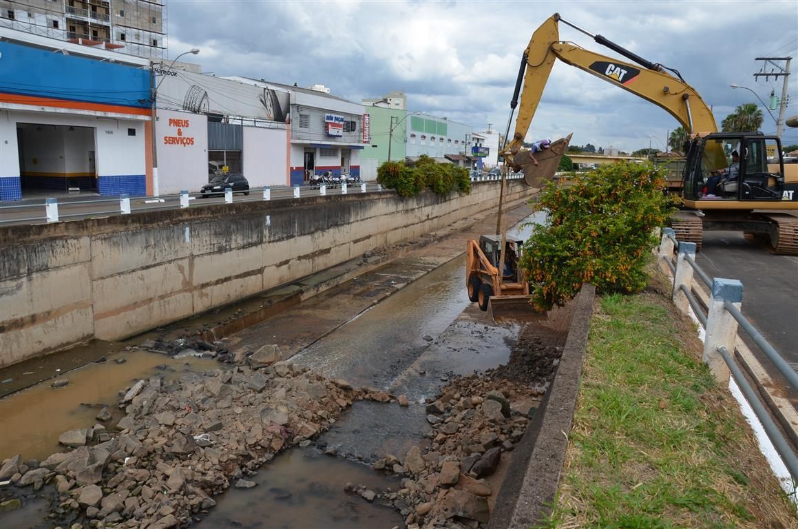 Secretaria de Serviços e Meio Ambiente faz manutenção nos córregos da cidade